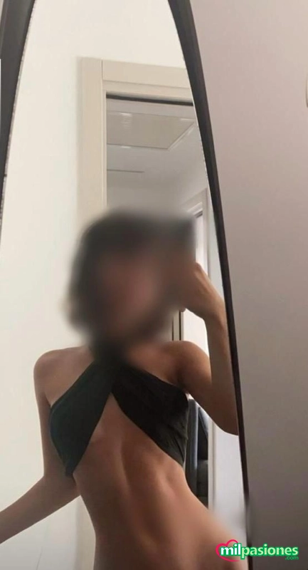 Sofia elegante delicada con unas manos que hacen magia, Alicante