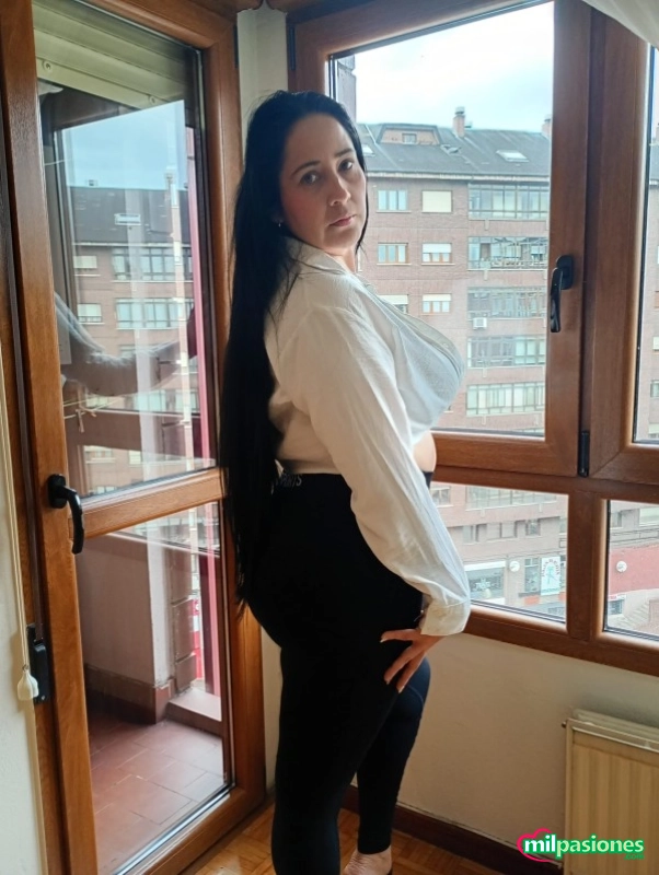 Silvia preciosa chica de turismo por esta ciudad hermosa, Aspe