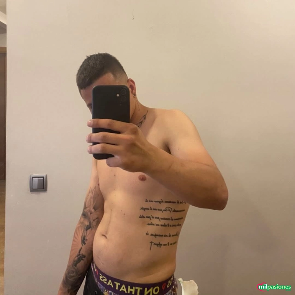 Chico joven heterosexual latino dotado con sitio, Aspe