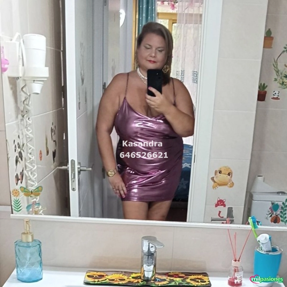 Chica española hace videollamadas o telefónico, Aspe