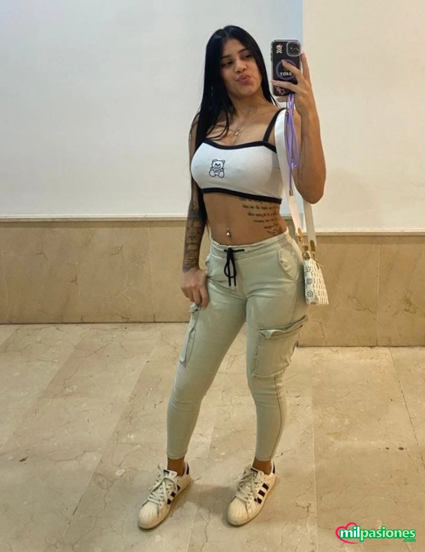 Jovencita encantadora,, de cuerpo delgado, Aspe
