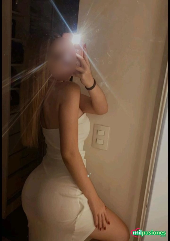 Lisa jovencita elegante cariñosa y sexy en el puerto, Aspe