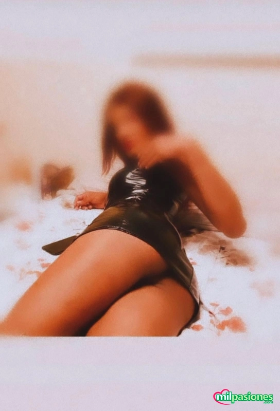 Ziara, chica trans, morena femenina y divertida, Alicante