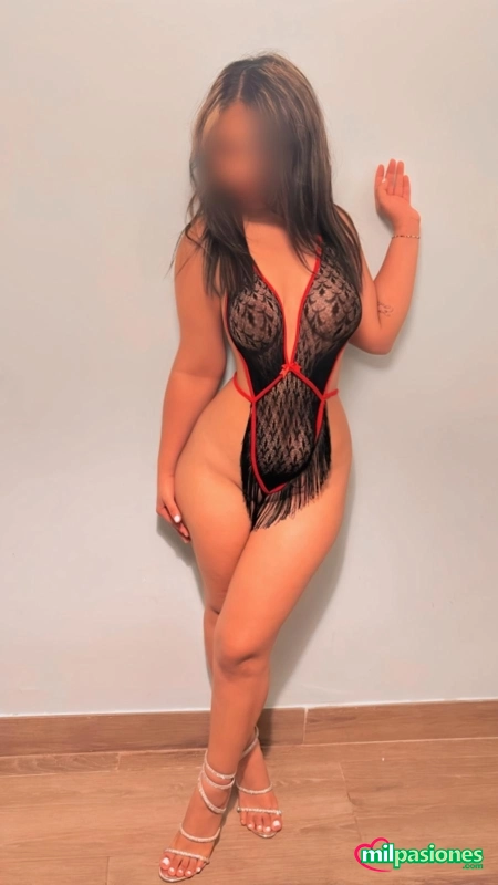 Flaca joven divina y hermosa venezolana en vecindario, Aspe