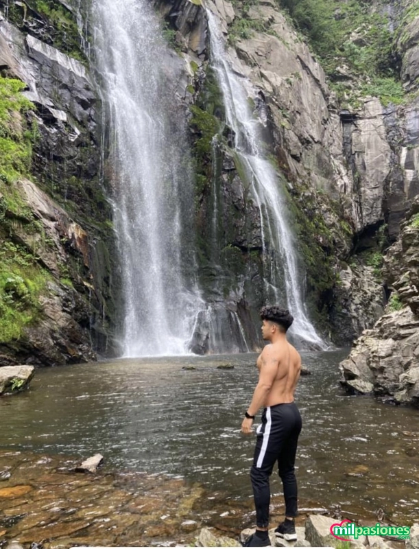 Joven latino cariñoso y listo más hacerte disfrutar, Aspe
