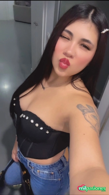 Latina golosa y juguetona sedienta de leche, Aspe