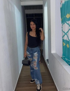 soy SCARLET una chica COLOMBIANA de 20 años