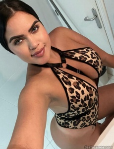 Hola soy yenya chica de ojos azules soy