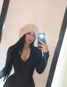 Luna, jovencita de figura angelical