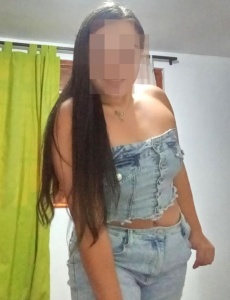 En moraira cariÑosa chica joven