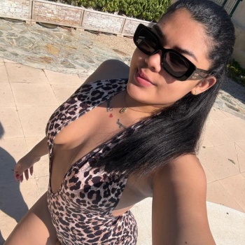 Ángela: elegancia colombiana en torrevieja, Torrevieja