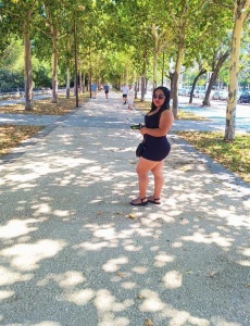 Bella jovencita y con mucha calor