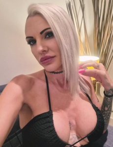 Rubia alta muy