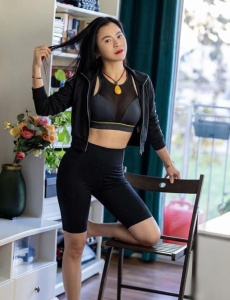 FEMENINA, ELEGANTE Y MUY CERCANA Soy una mujer