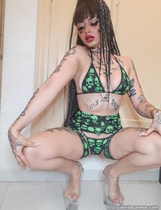 Mia, exótica y tatuada, disponible para ti