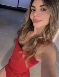 Ariana chica vip rubia muy bonita y con estilo