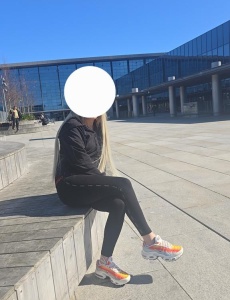 Ana una chica rubia encantadora