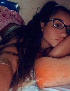 Chica rubia delgada colombiana con ganas de pasarlo bien