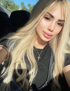 Rubia exótica elegante y esclusiva