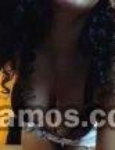 Morena caliente con ganas de sexo