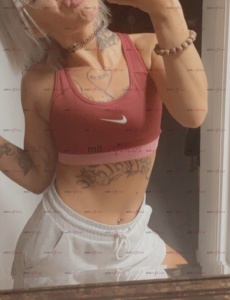 Laura española tatuada simpática y extrovertida