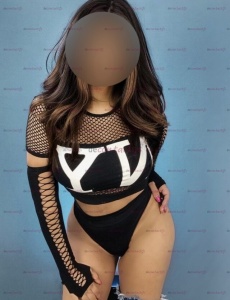 Adriana morena delgada guapa, simpática agradable