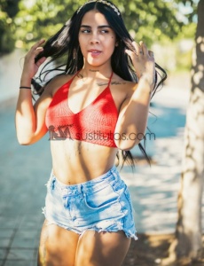 Soy una chica muy natural, que viene desde muy lejos para conocer a personas diferentes y especiales