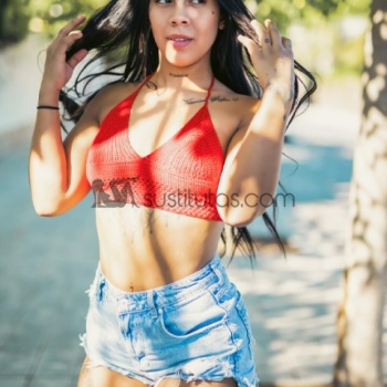 Soy una chica muy natural, que viene desde muy lejos para conocer a personas diferentes y especiales, Alicante