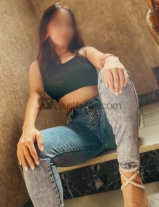 Me llamo sofía, una colombiana de 25 años de piel canela, simpática y sonriente