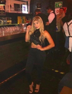 Rubia latina, espontanea, cariñosa y educada
