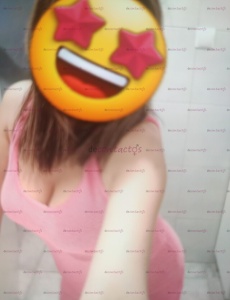 Jenny morena delgada y muy simpática tengo disponibilidad para quedar