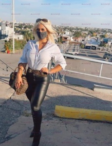 Carolina una jovencita latina recién llegada a denia