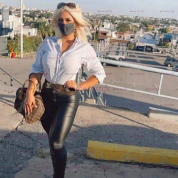 Carolina una jovencita latina recién llegada a denia, Denia