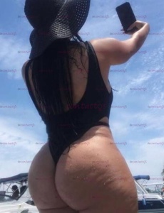 Mujer latina amable y social con muchas ganas de hacer amigos