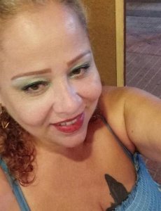 Señora latina y cariñosa