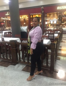 Monica , una guapa y extrovertida mujer