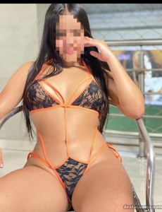 Chica joven encantadora dispuesta a pasarla