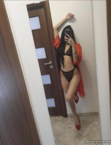 Morena con pelo largo cuerpo impecabile formas apetisante me en cântă divertir con mucho carinio