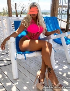 Rubia con curvas sensuales