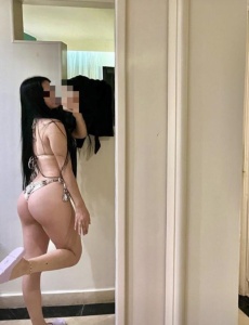 Latina morenita , una dama exclusiva para tu desconexiÓn diaria