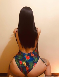 Linda latina con cuerpazo curvi