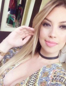 Estudiante intercambio, pido ayuda económica, preciosa rubia.