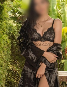 Me llamo rocío, soy una colombiana blanquita de piel, delgadita y alta