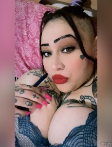 Chica curvy tattuada