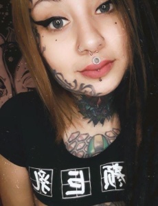 Masajista amateur tatuada - muy bonita para tu relajaciÓn