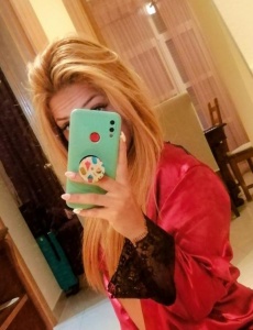 Linda chica latina de paso por la ciudad