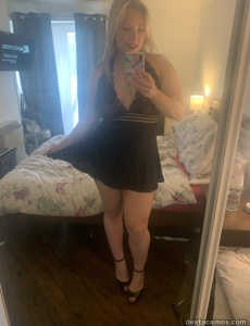 Rubia latina con hermoso cuerpo