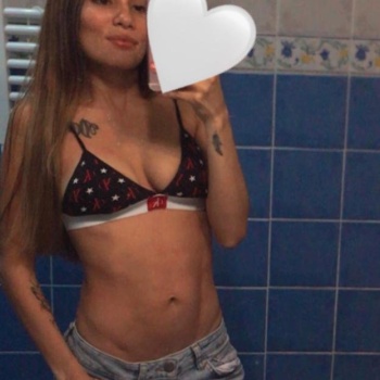 Luciana chica delgada latina, Elche