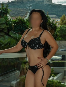 Latina cariñosa y divertida con un cuerpazo