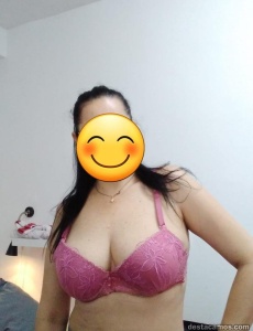 Latina morena cariñosa